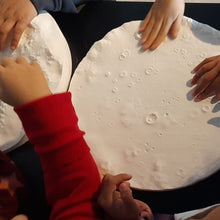 Cargar imagen en el visor de la galería, Actividad en familia: Cohetes Espaciales - Domingo 15 de Marzo del 2026 - 12:30