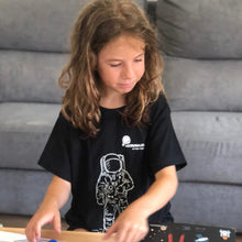Cargar imagen en el visor de la galería, Camiseta con Realidad Aumentada: Astronauta