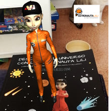 Cargar imagen en el visor de la galería, Libro "Descubre el Universo con la Astronauta LiLi". Contiene Realidad Aumentada (AR) e imágenes 3D