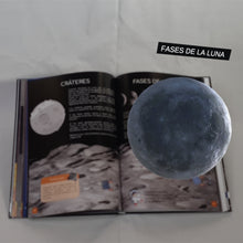 Cargar imagen en el visor de la galería, Libro "Descubre el Universo con la Astronauta LiLi". Contiene Realidad Aumentada (AR) e imágenes 3D