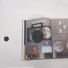 Cargar imagen en el visor de la galería, Libro "Descubre el Universo con la Astronauta LiLi". Contiene Realidad Aumentada (AR) e imágenes 3D