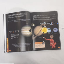 Cargar imagen en el visor de la galería, Libro "Descubre el Universo con la Astronauta LiLi". Contiene Realidad Aumentada (AR) e imágenes 3D