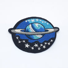 Cargar imagen en el visor de la galería, Parche para ropa: Exoplaneta con anillos