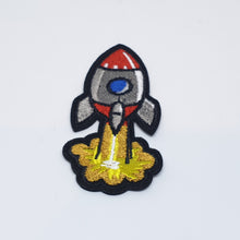 Cargar imagen en el visor de la galería, Parche para ropa: Cohete rojo