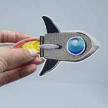 Cargar imagen en el visor de la galería, Parche para ropa: Cohete gris