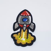 Cargar imagen en el visor de la galería, Parche para la ropa cohete espacial despegando.