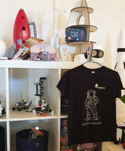 Cargar imagen en el visor de la galería, Camiseta con Realidad Aumentada: Astronauta
